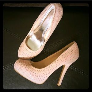 Nude/light pink pumps